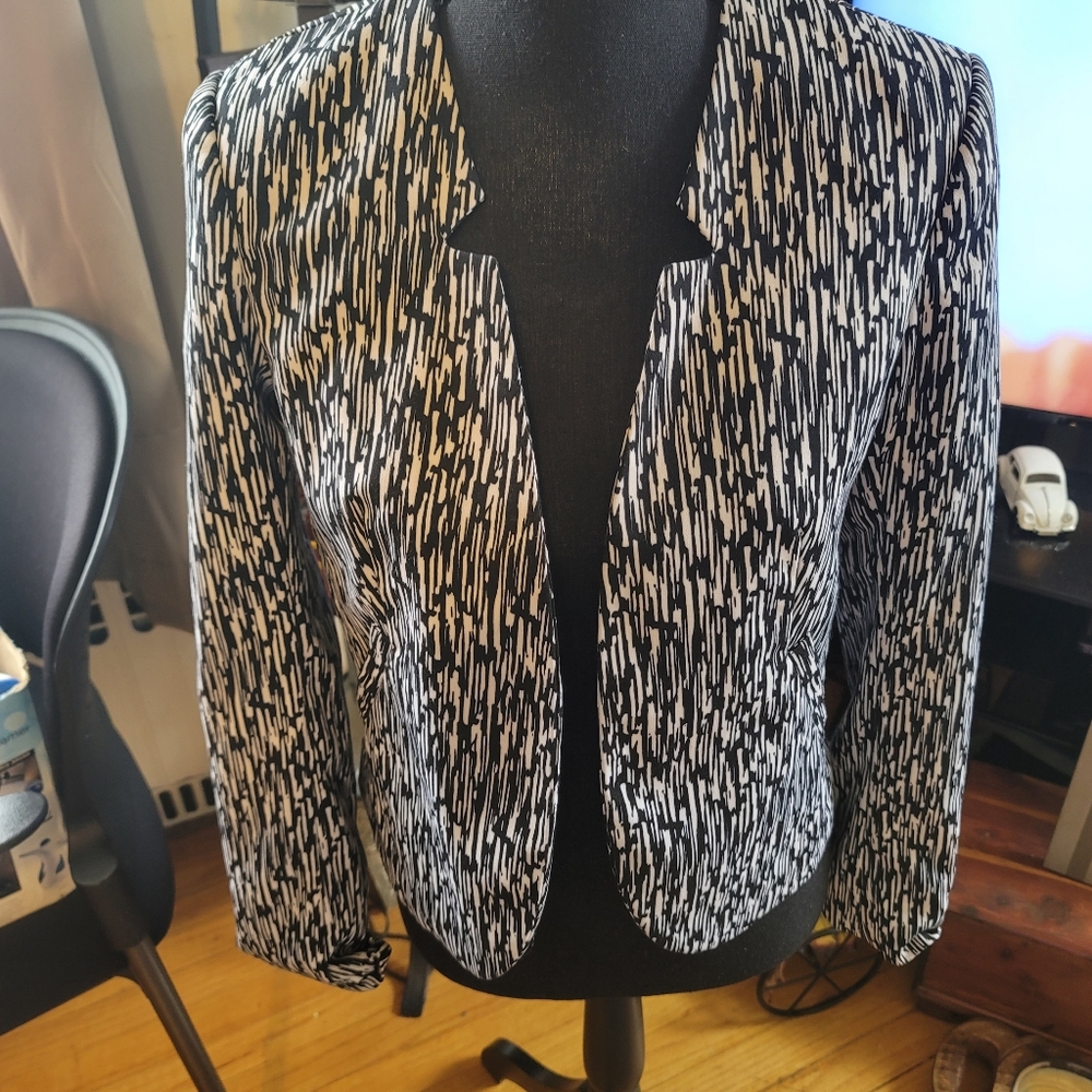 WOMEN'S H & M DIVIDED BLACK AND WHITE BLAZER SPLATTERED LOOK